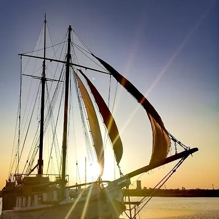 Ботель Corabia Santa Marina *
