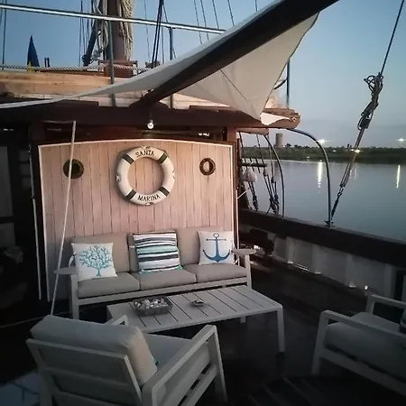 Corabia Santa Marina Ботель *